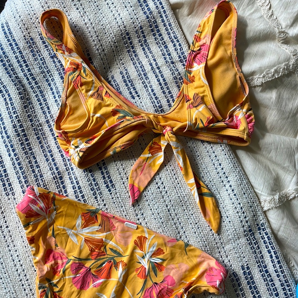 Roxy two piece - Picture 2 of 3